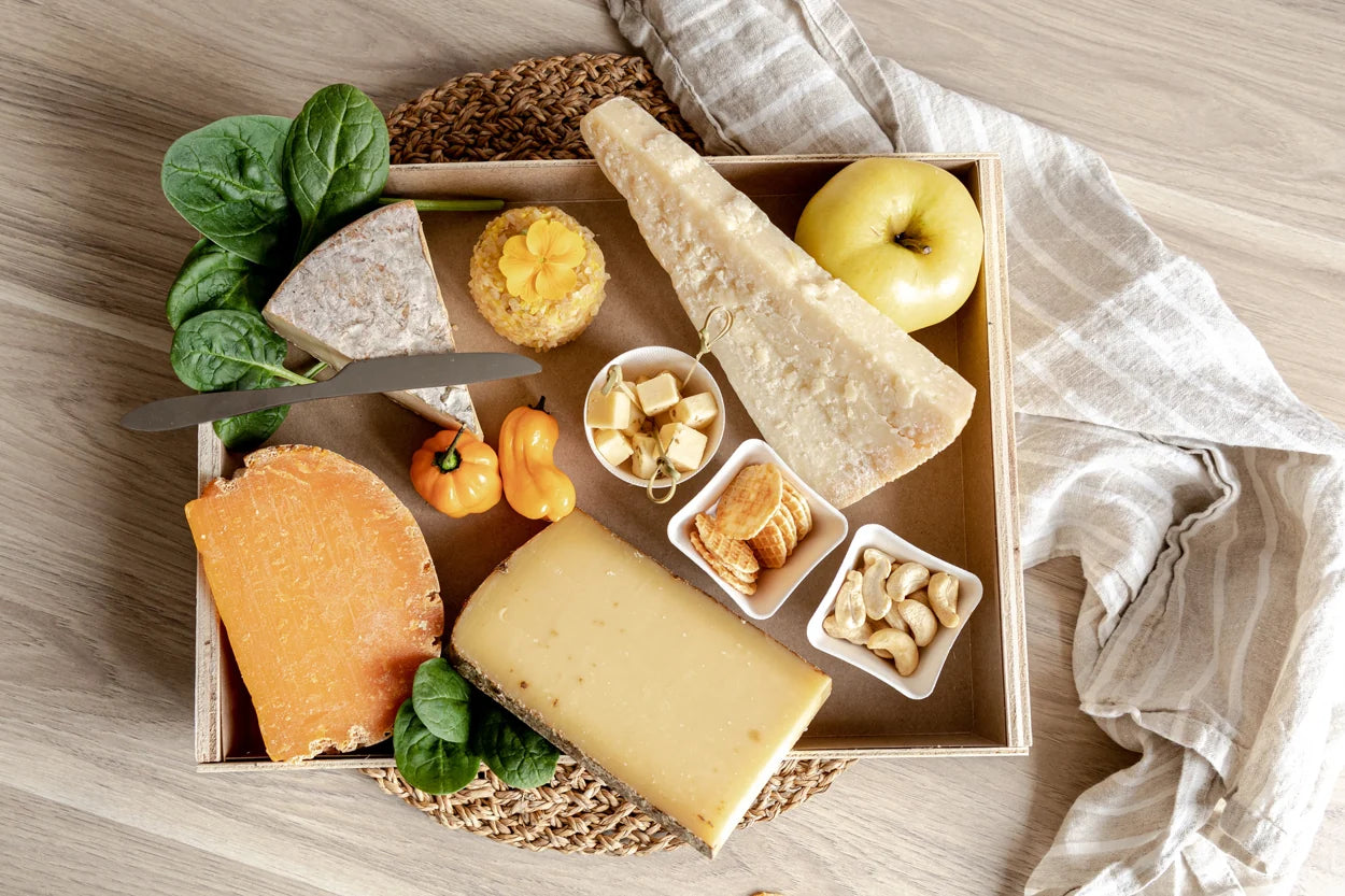 Présentation traiteur Molto : plateau de fromages et petites coupelles garnies