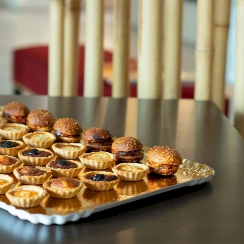 Plateaux traiteur simple face or 34 x 25 cm (100 unités)